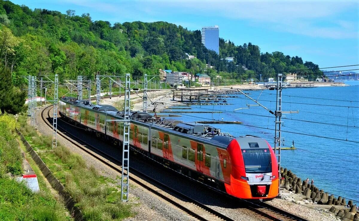 Екатеринбург лазаревское жд билеты. Железная дорога Ласточка Туапсе Краснодар. Железная дорога Туапсе Адлер. Туапсе-Сочи железная дорога вдоль моря. Электропоезд Ласточка Анапа Адлер.