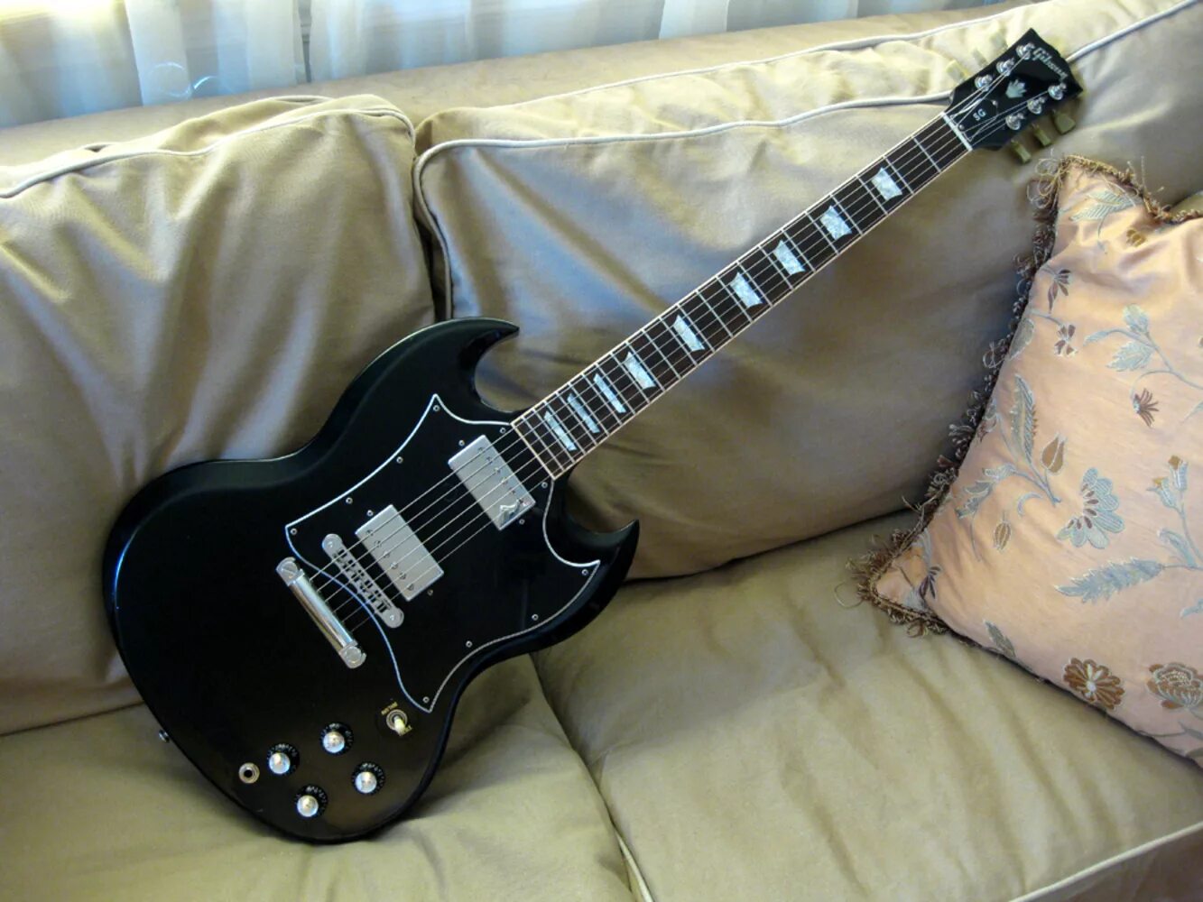 Гибсон СГ. Гитара Гибсон SG. Электрогитара Gibson SG. Гибсон SG на черном.