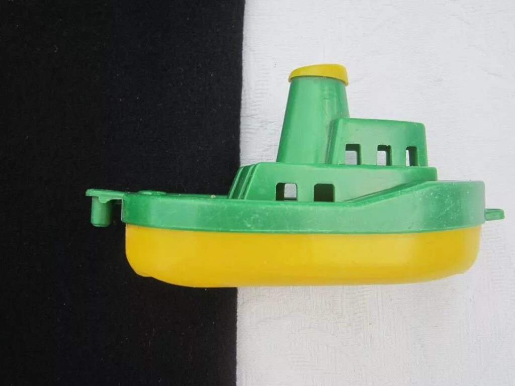 Зеленый кораблик. Советские пластмассовые кораблики. Зеленый кораблик. Игрушка кораблик на прозрачном фоне. Корабль игрушка.