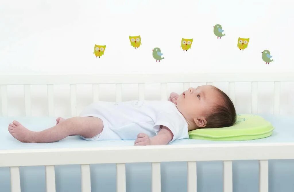 Подушка для годовалого ребенка. Новорожденный должен спать без подушки. Подушка для годовалого ребенка как выбрать.