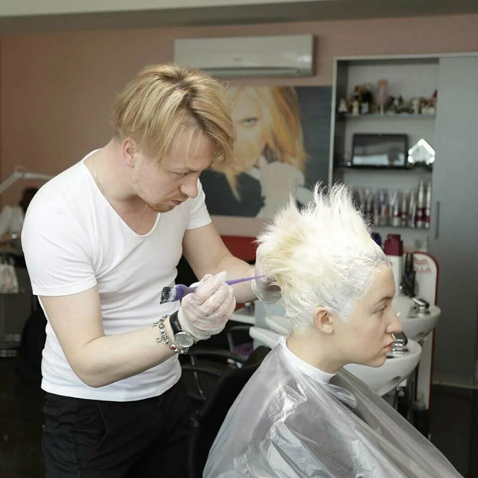 девушка парикмахер. салон красоты mix style. анна ключко братиславская 6.