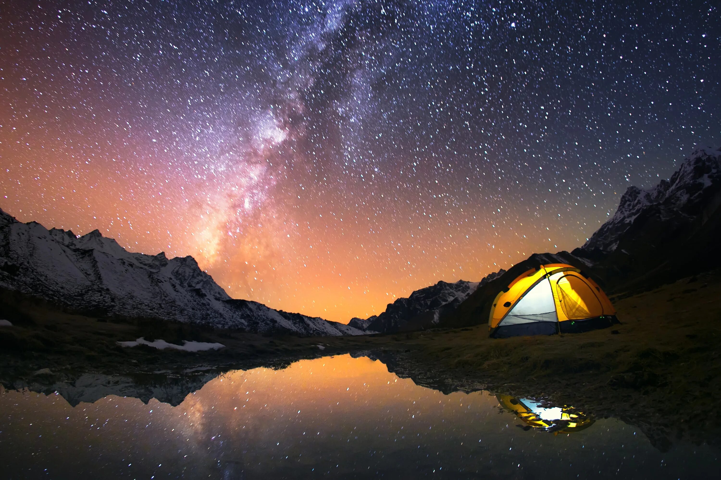 Звездное небо в горах. Горы ночью. Горы ночь звезды. Палатка в горах.