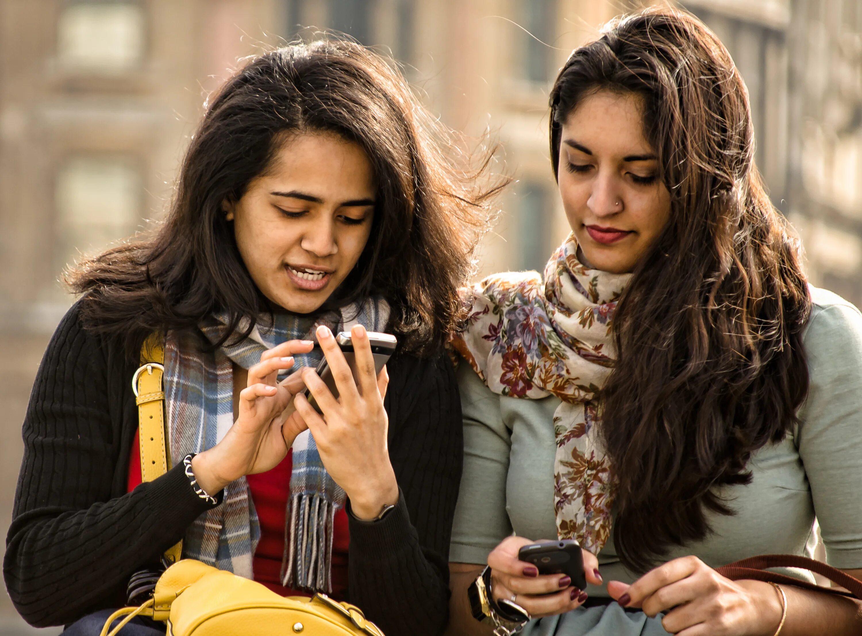 Indian women with Phone. Indian Friendship. Современные девушки Hindi. Indian friends girl. Second users