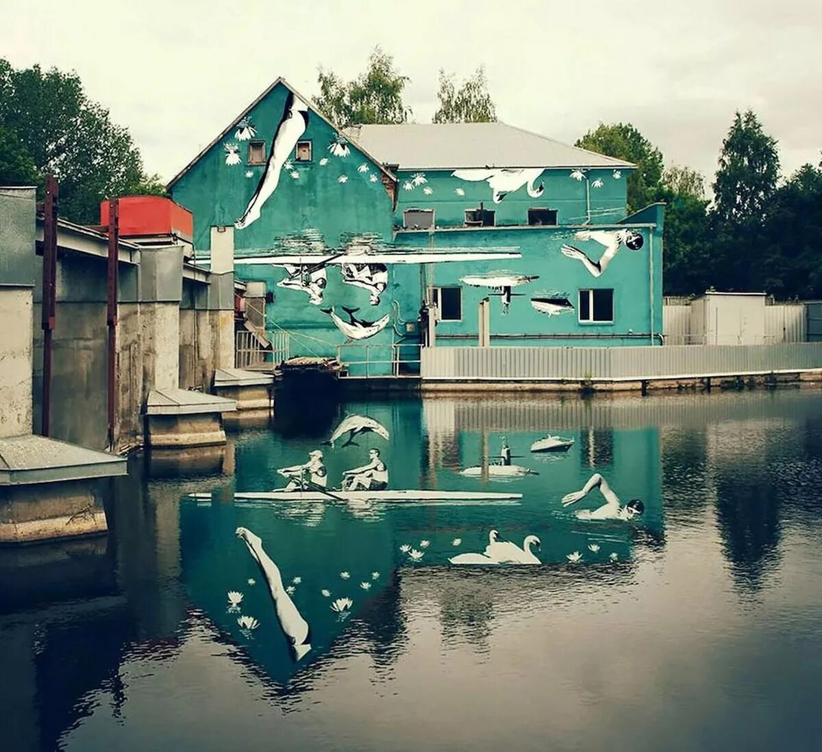 Art is reflection. Отражение дома в воде. Отражение здания в воде. Граффити отражение в воде. Отражение домов в воде фото.