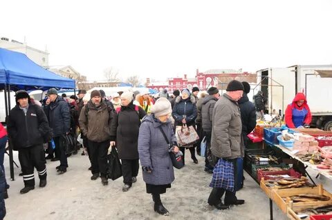 На площади ярмарка есть
