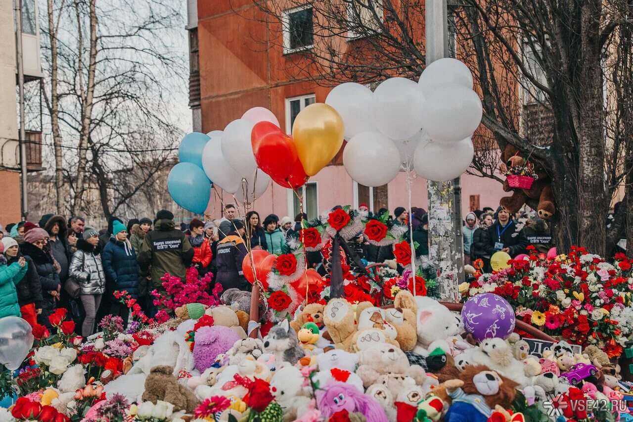 Кемерово вишня. Зимняя вишня. Пожар в Кемерово. Кемерово 23.03.2018. Годовщина кемерово