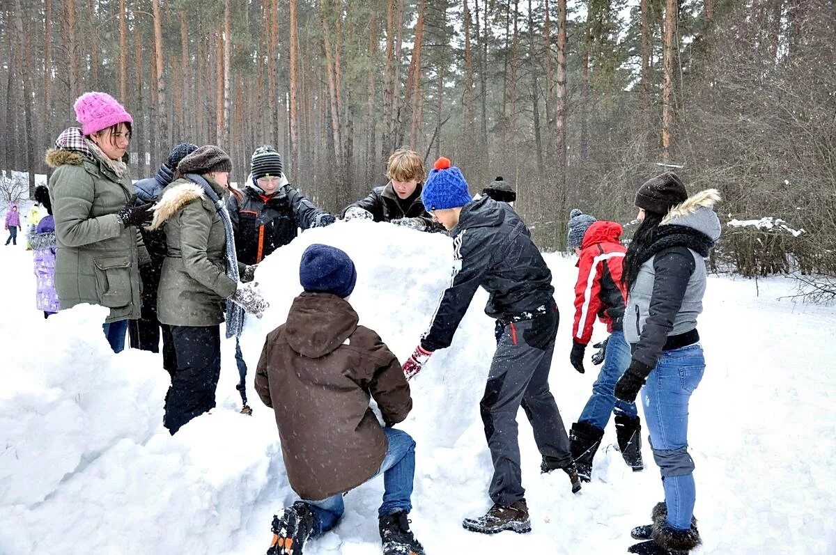 Весенние каникулы у школьников в подмосковье. Зимний лагерь. Лагерь зимой. Зимний лагерь для детей. Зимние прогулки с детьми.