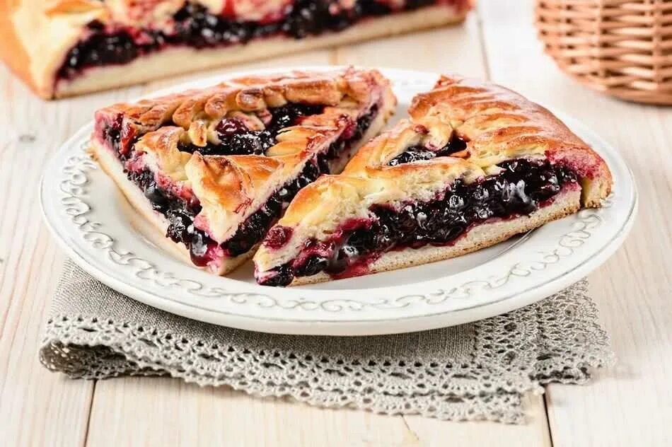 Пирог с черной смородиной. Тесто со смородиной. Тесто со смородиной. Песочный пирог со смородиной. Пирог со смородиной.