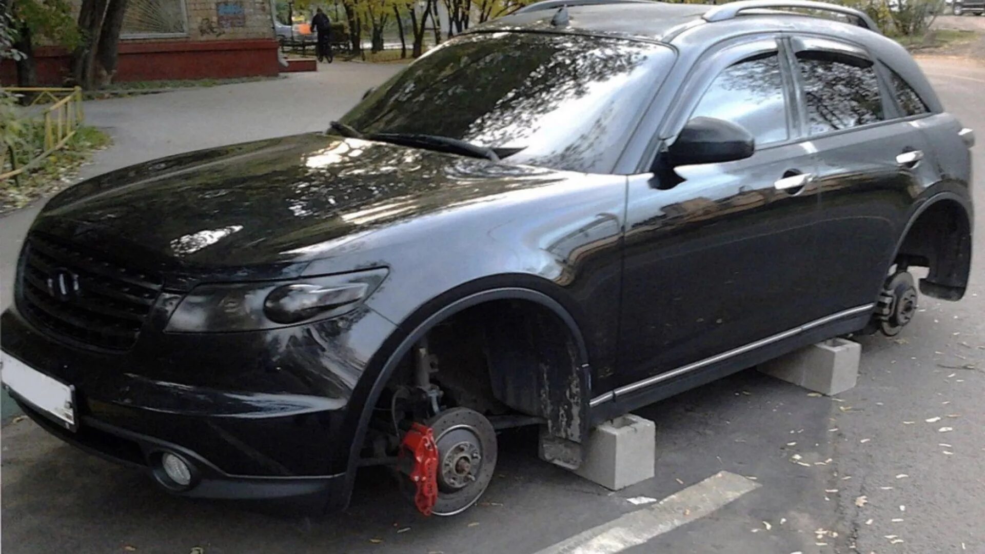 Машина на кирпичах без колес