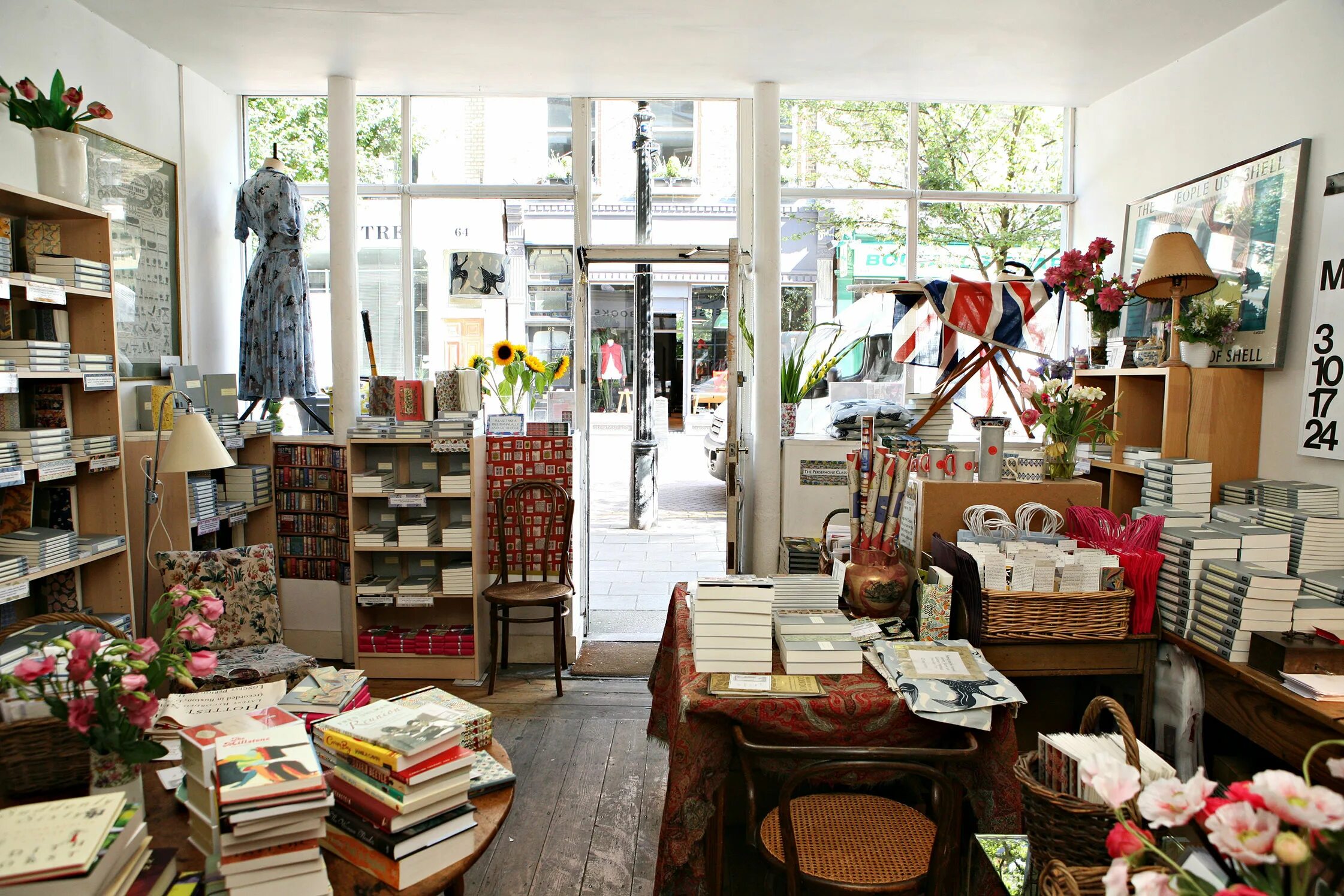 время работы книжного магазина. книжный магазин. магазин daunt books. книжный магазин в америке. интерьер книжного магазина.