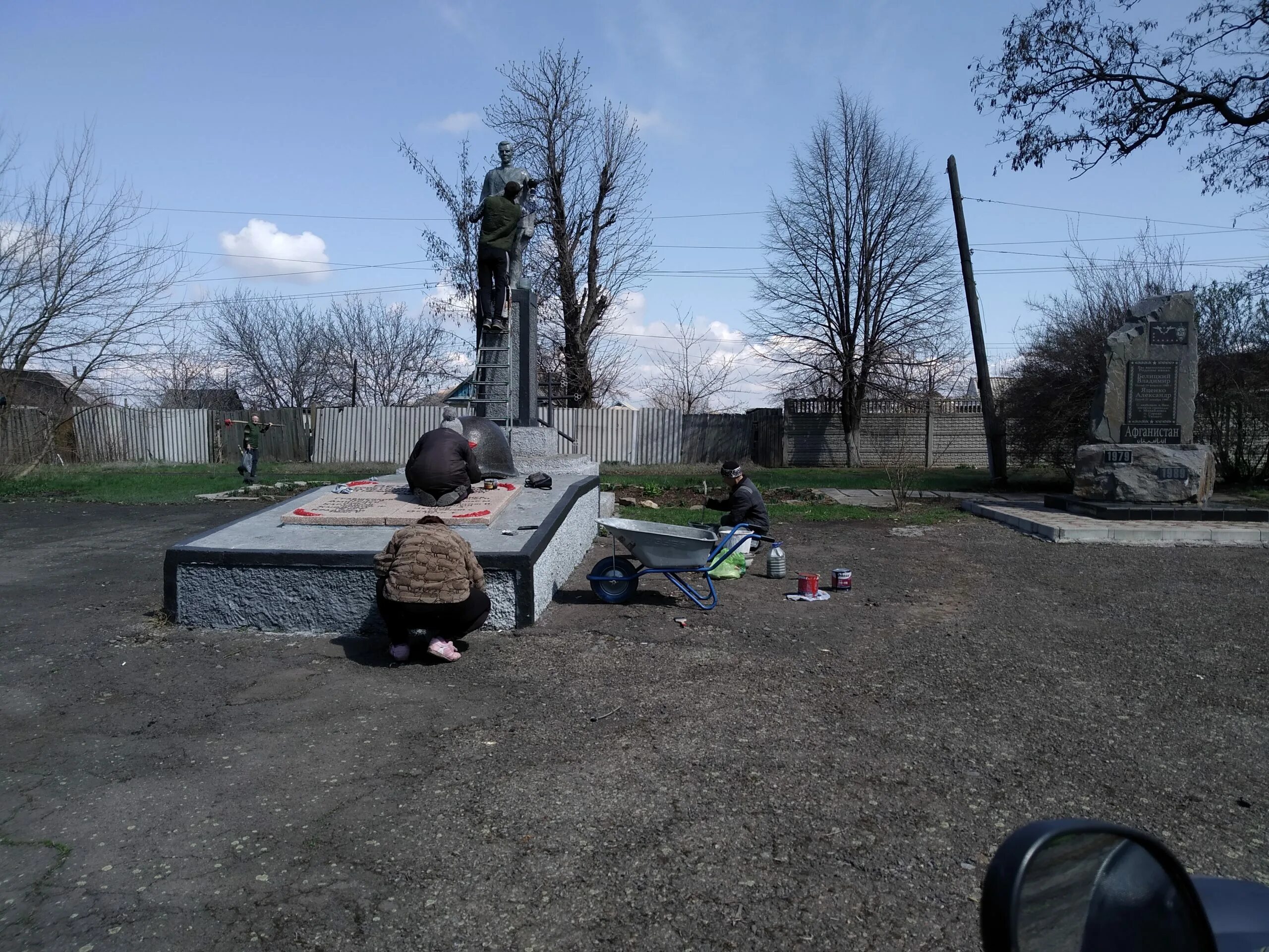 Синоптик ровеньки луганская область на 10. Братская могила города Ровеньки. Поселок Ровеньки Луганская область. Поселок Михайловка Луганская область. Братская могила в Ровеньках.