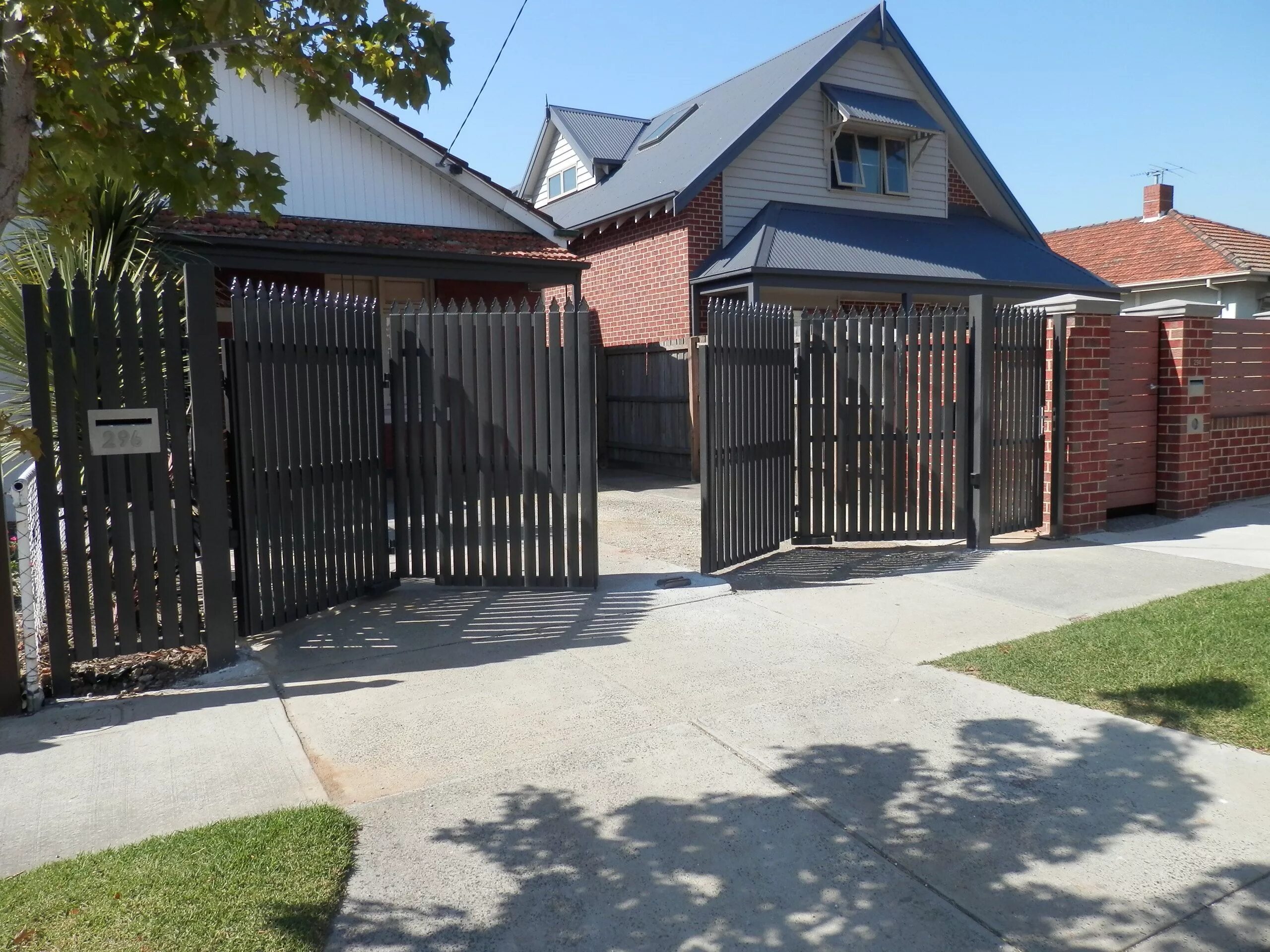 Фасадный забор. Фасадный забор с воротами. Ворота в частный дом. Заборы для частного дома. Забор перед домом фото