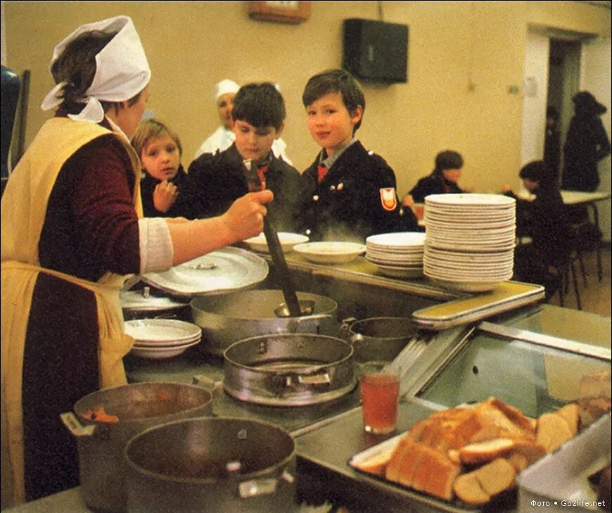 СССР школа 80е столовая. Школьная столовая 90-х. Столовая в лагере в СССР В 80е. Школьная столовка СССР.