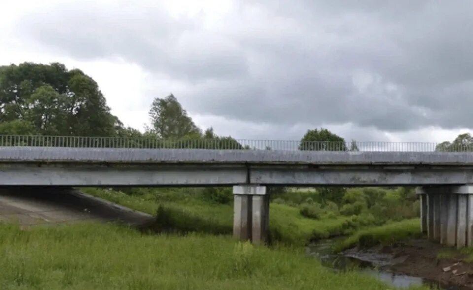 Мост в Смоленске Ольшанка. Мост через реку Ольшанка Смоленск. Река Ольшанка Смоленская. Крестовоздвиженский мост Смоленск.