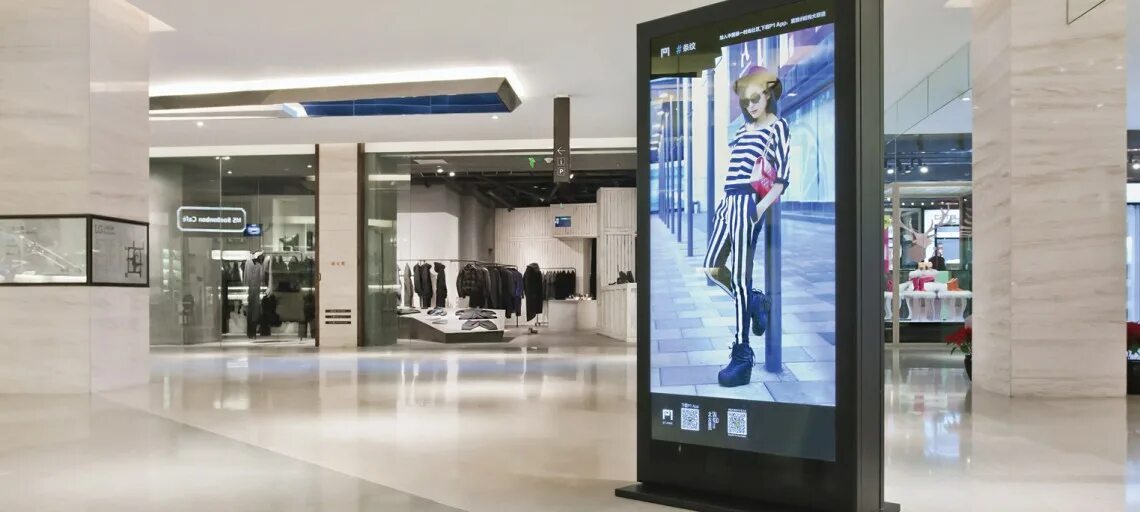 Торговый центр экран. Digital Signage экраны. Digital Signage в торговых центрах. Диджитал экраны в ТЦ. Видеостойка в торговом центре.