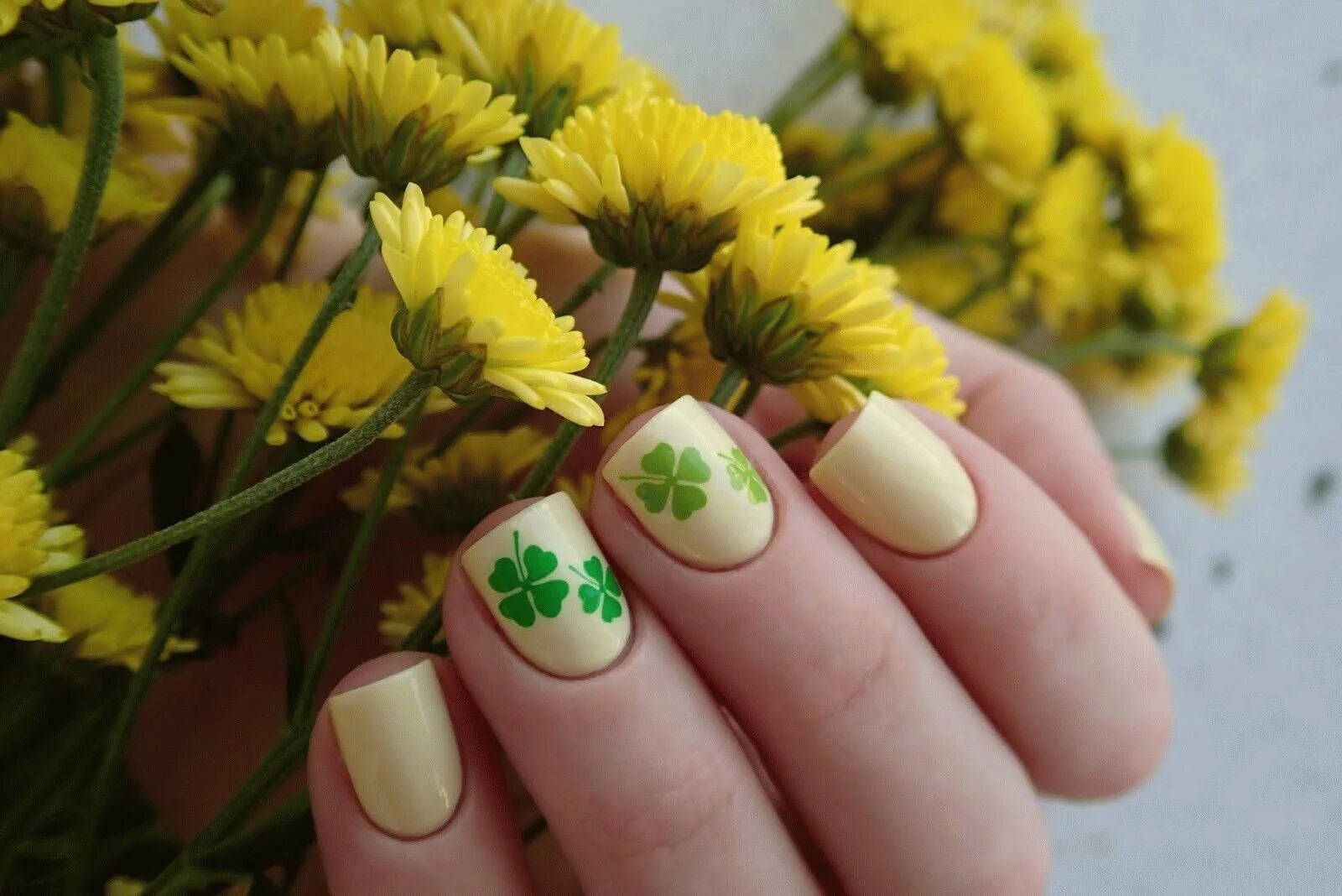 весенние ногти мимоза. маникюр с мимозой на ногтях.