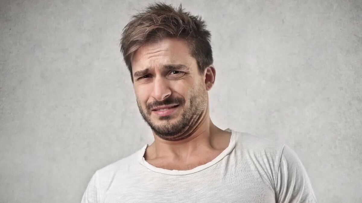 Недовольный человек. Мне противны мужчины. Отвращение. Мне противны мужчины. Мужчина эмоции.