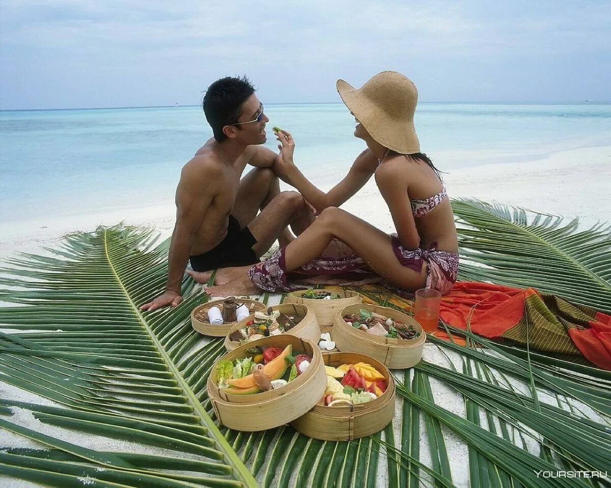 Пара ост. Фотосессия на Мальдивах. День влюбленных на море. Романтическое путешествие. Отдых на пляже.
