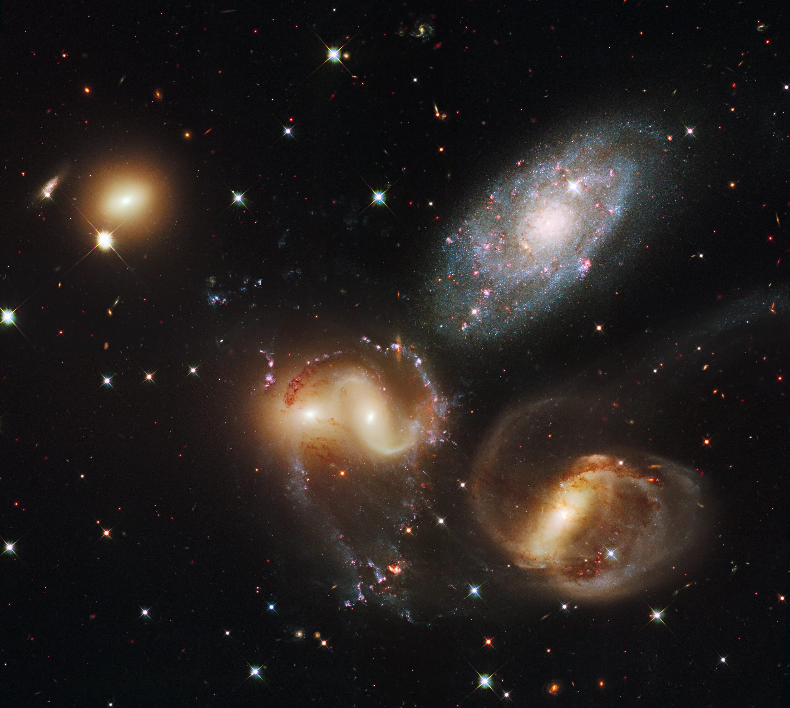 Какой космический объект называют. Квинтет Стефана. Квинтет Стефана Хаббл. Оптический телескоп Хаббл Млечный путь. Галактика скопление галактик Звездная система.