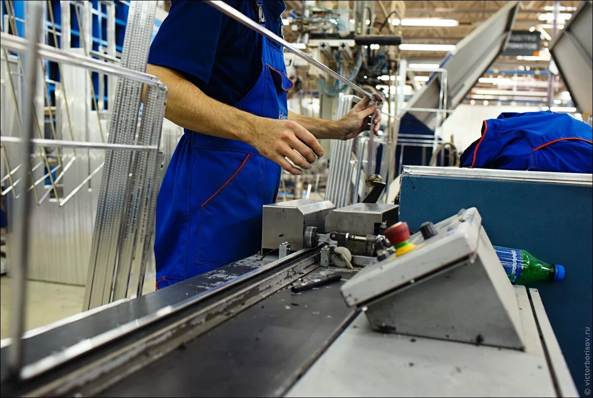 Сборщик пластиковых изделий. Завод пластиковых окон. Сборщик изделий из пластмасс. Сборщик изделий из пвх. Резчик пластмассы.