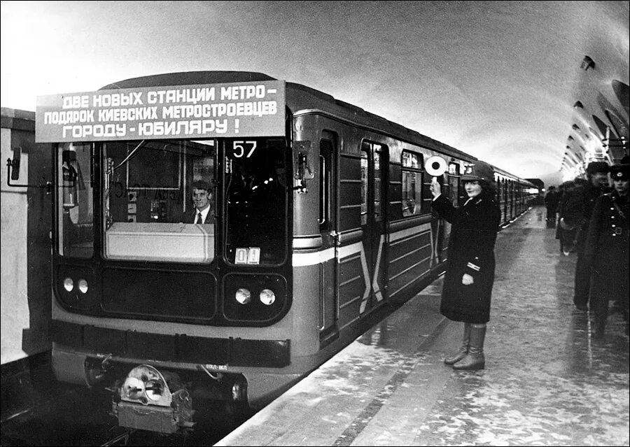 Первые метрополитены в россии. Первое метро в Лондоне 1863. 81-717 СССР. Метро Лондона 1863 года. 81-717/714 СССР.