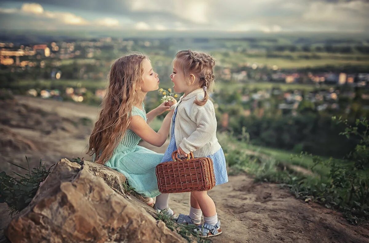 2 Сестренки. 2 Сестры старшая и младшая. Фотосессия сестер. Фотосессия старшей и младшей сестры. Тема сестренка