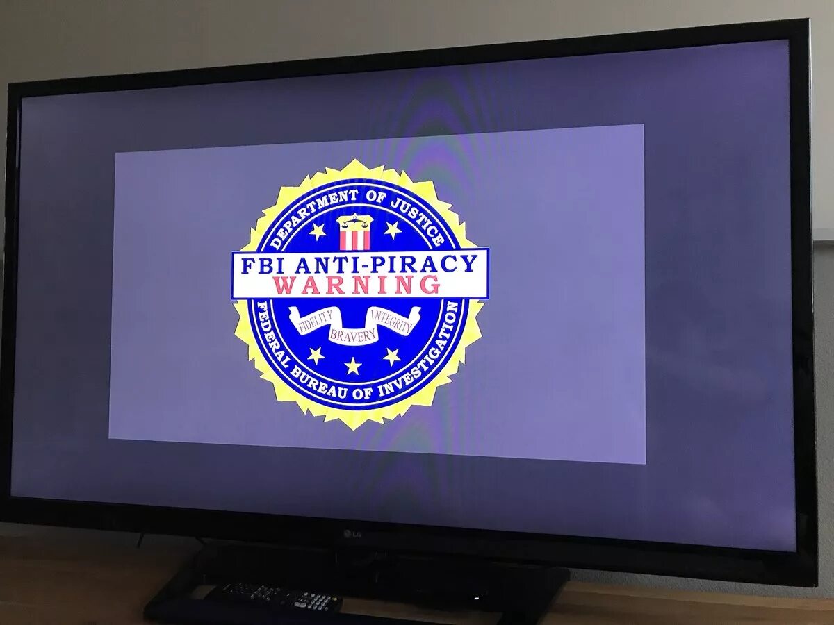 Компьютерное пиратство. Пиратский контент. Anti piracy screen. Пиратство экран. Пиратство в интернете.