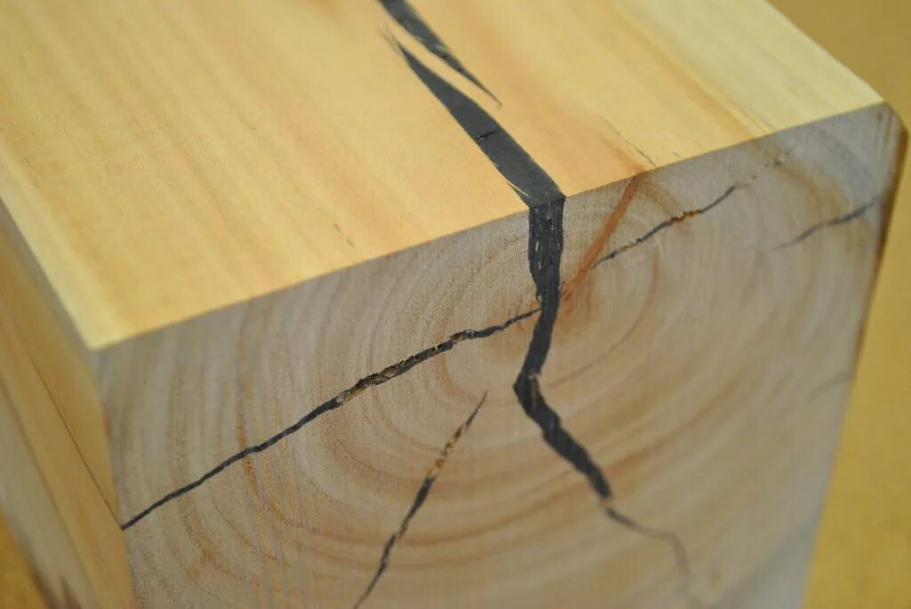 Наличие трещин. Трещины усушки древесины. Трещины в брусе. Трещина в дереве. Торец бруса.