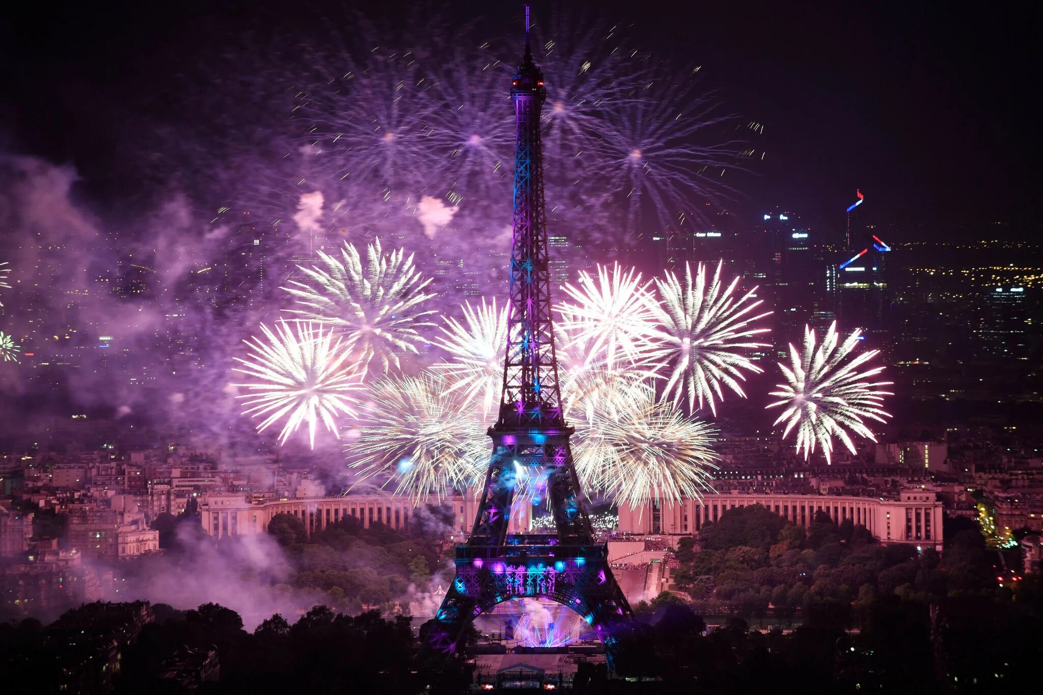 Bastille Day. Праздник взятия Бастилии во Франции. Французские праздники. Фейерверк над Эйфелевой башней. French celebration