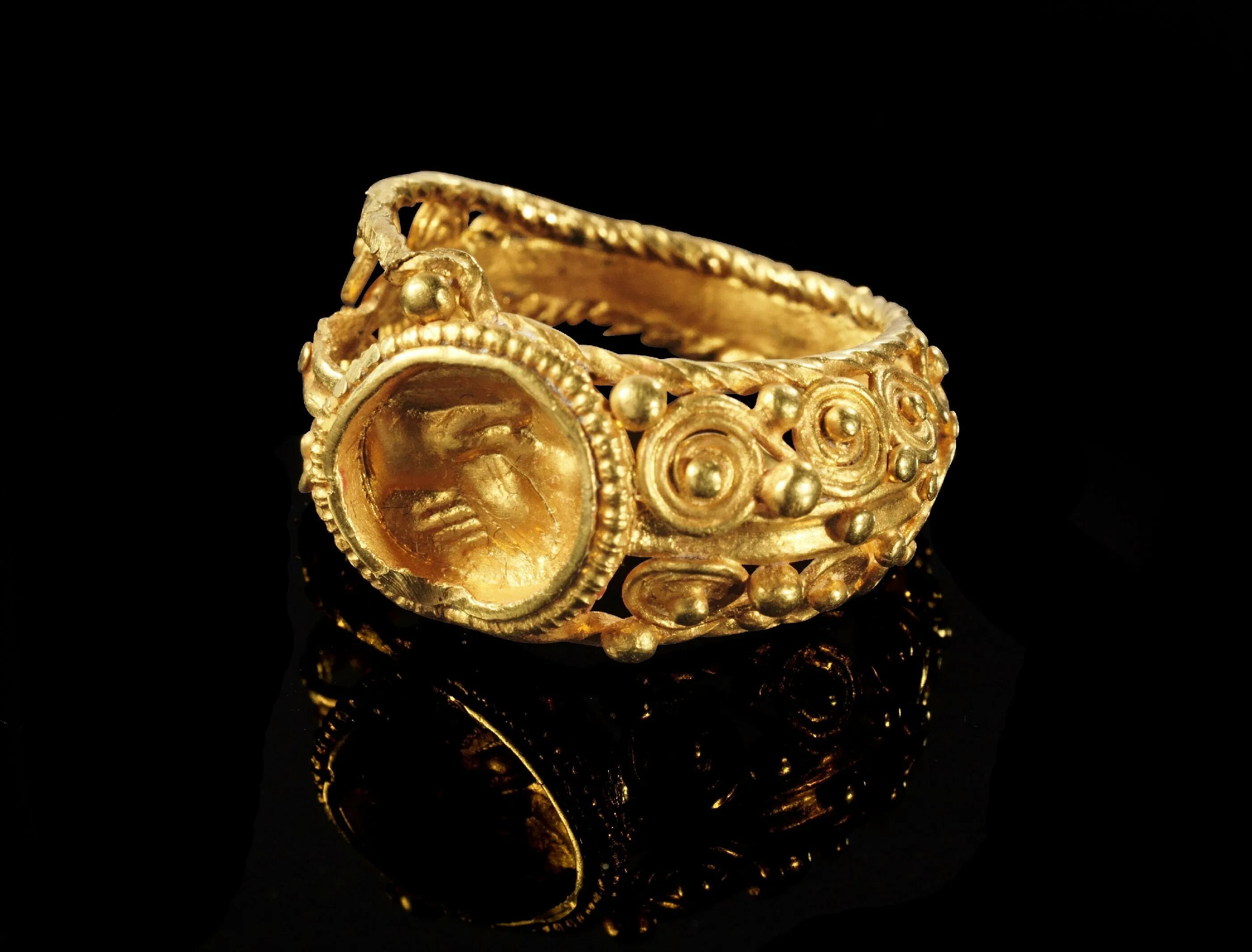 Самое старое кольцо. Железная корона лангобардов. Перстни 17 века золотые. Антикварные золотые украшения. Старинные ювелирные украшения.