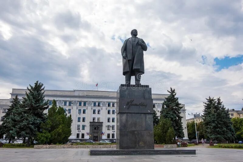 Луганск памятник на театральной площади. Луганский ленин. Луганский ленин. Памятник ленина алчевск. Маленький памятник ленину в луганске.