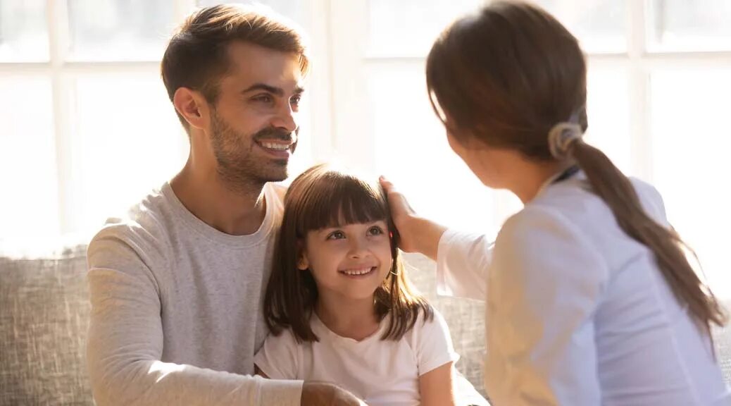 Отец гладит. Мама хвалит сына. Мама папа сын на диване. Мальчик обнимает обувь. Отец гладит сына.