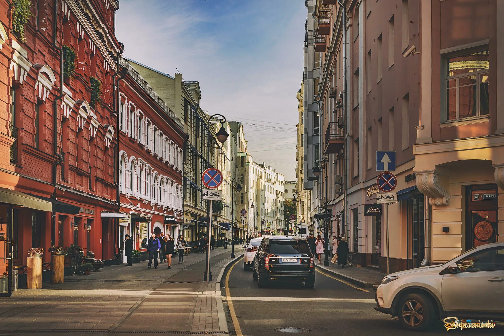 Улица. Малая Бронная улица. Малая Бронная Москва. Бронная улица Москва. Бронная улица и Патриаршие пруды.