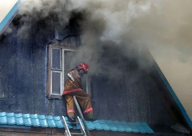 Старый дом пожарного. Тушение пожаров на чердаках. пожар на чердаке. пожарный дом. пожар на чердаке на чердак.