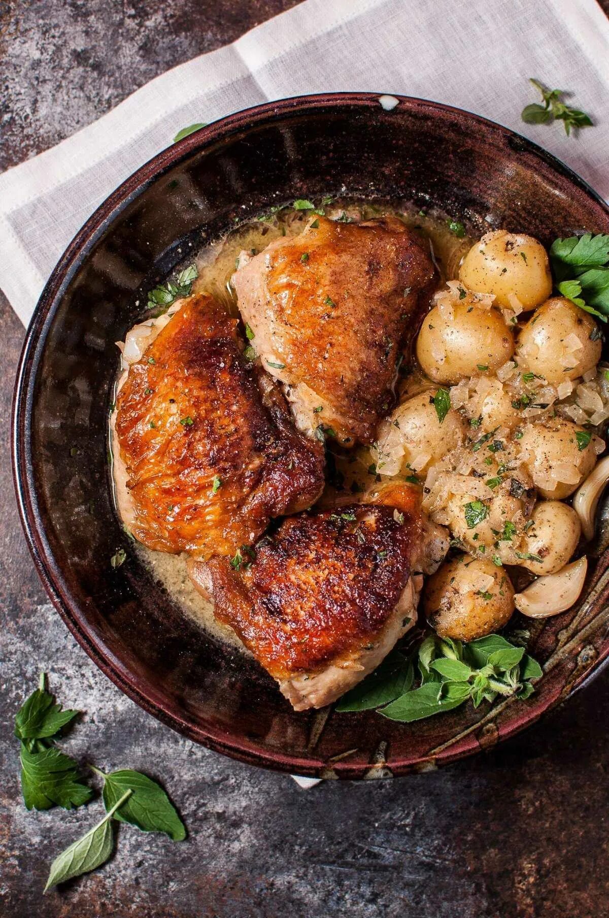 Блюда из куриных бедер. Куриные бедра в духовке с хрустящей корочкой. Запеченные бедрышки в духовке. Куриные бедра рецепты быстро. Вкусные куриные бедрышки.