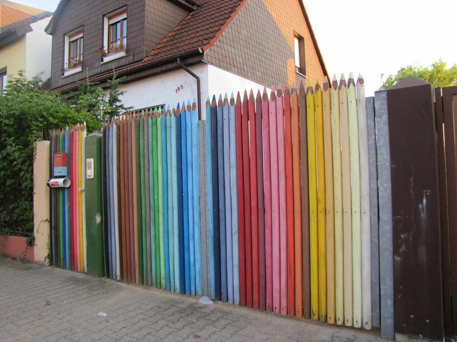 Необычный забор. Разноцветный забор. Необычный забор из профнастила. Разноцветный деревянный забор.