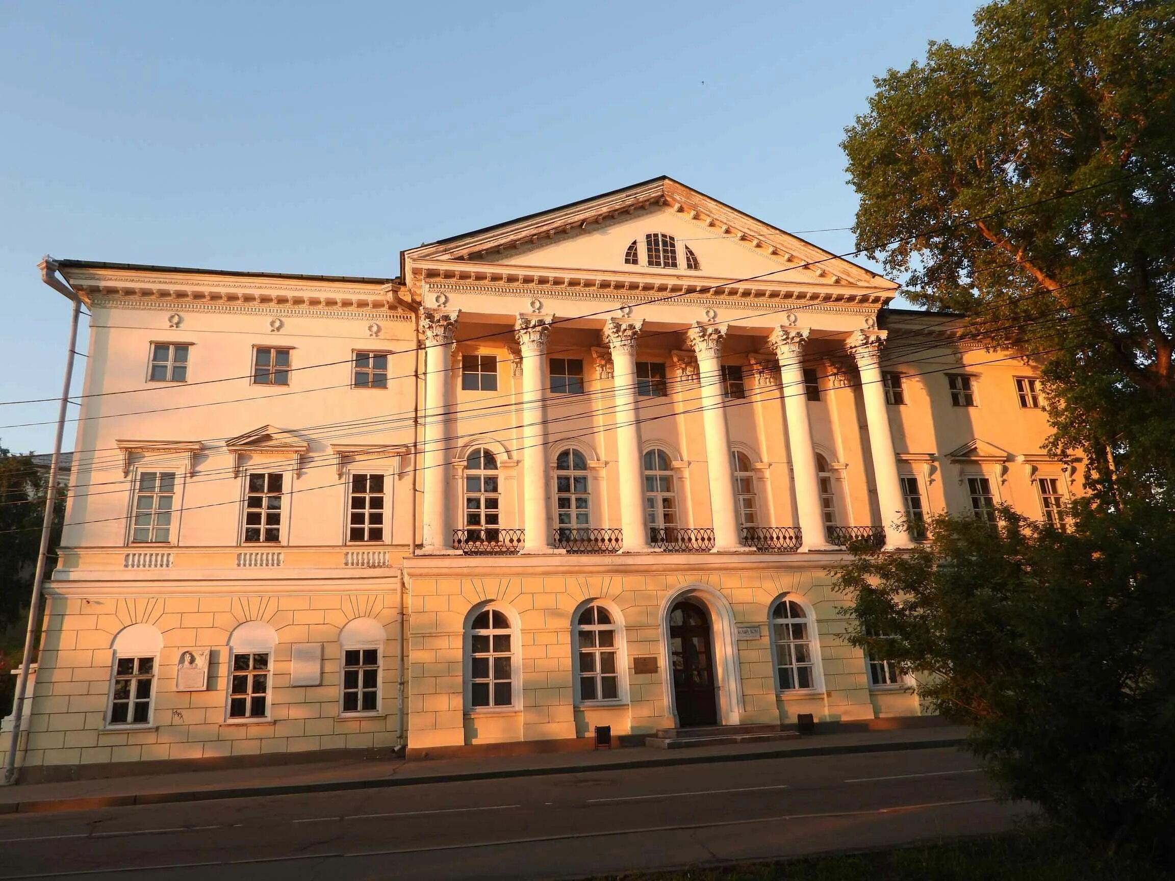 Белый дом иркутск фото