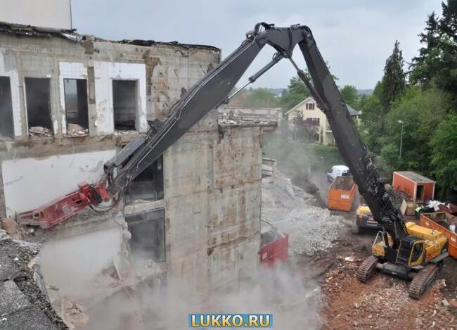 Демонтаж зданий. Снос зданий нормы. Демонтаж машзавода. Демонтаж промышленных объектов. Демонтаж здания экскаватором.