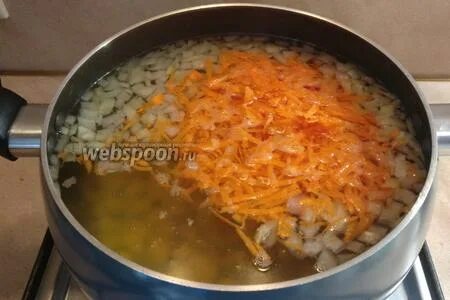 Картошка с луком и морковью в кастрюле