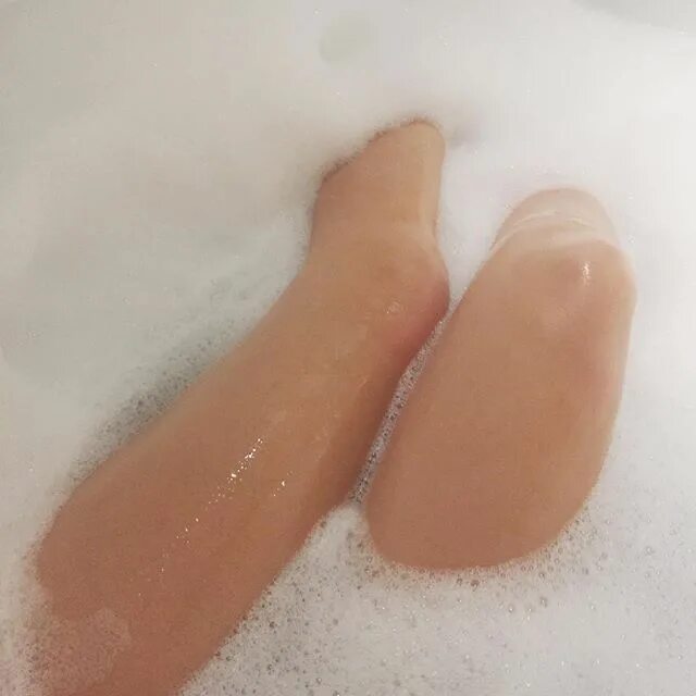 Ноги в ванне с пеной