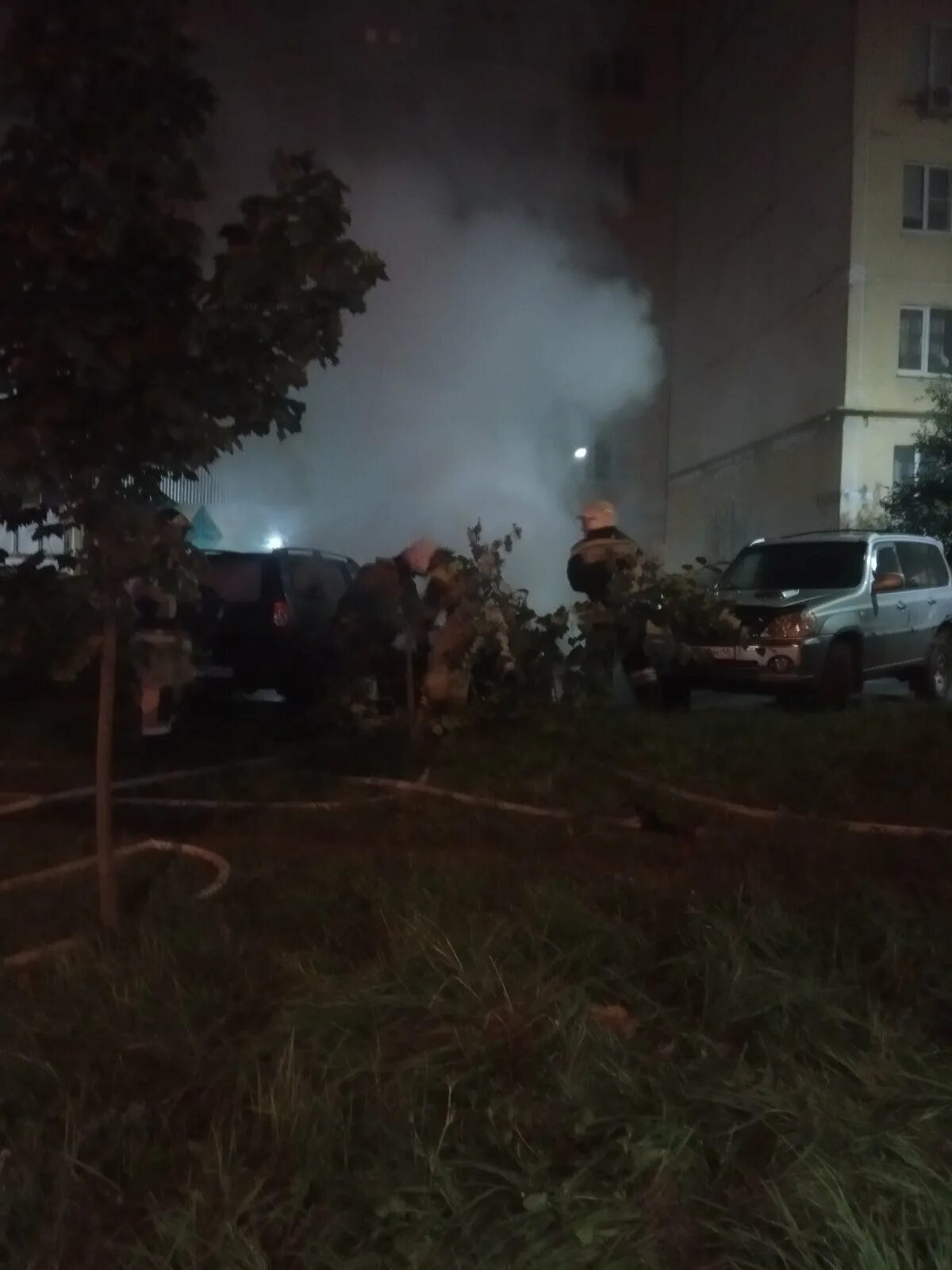 Пожарные железногорск курская. Пожарная машина тушит пожар. Пожарные тушат пожар. Железногорск курская область ночью. Железногорск курская область что горит.