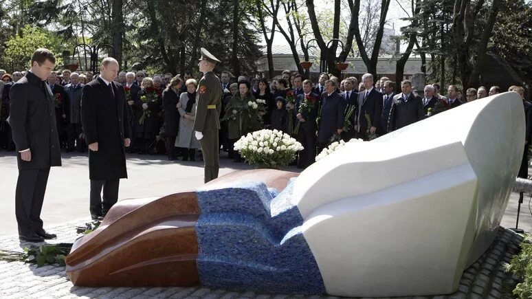 В каком году умер г. Могила Бориса Ельцина. Похороны Бориса Ельцина 2007.