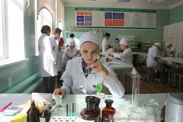 Медицинские колледжи в екатеринбурге после 9 класса. Фармацевтический колледж СОМК. Фармацевтический колледж Екатеринбург. Свердловский областной фармацевтический колледж