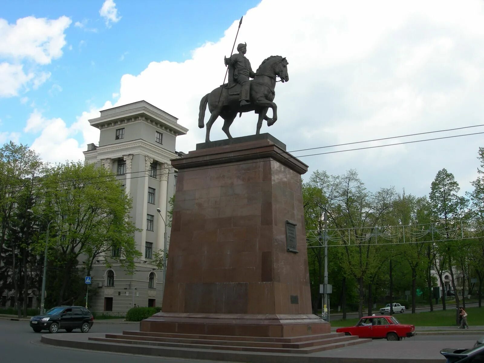 Высокий харьков. Памятник казаку Харько в Харькове. Памятник основателям Харькова. Памятник казаку Харько. Памятник в Харькове на вокзале.