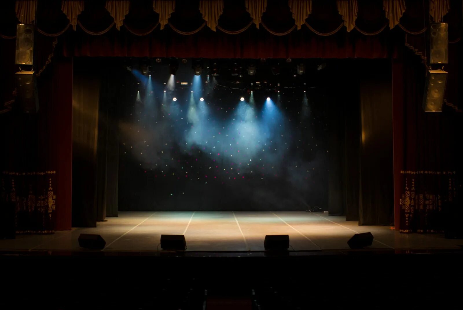 Empty Stage. Сцена с обувью пустая. The illuminated Theatre