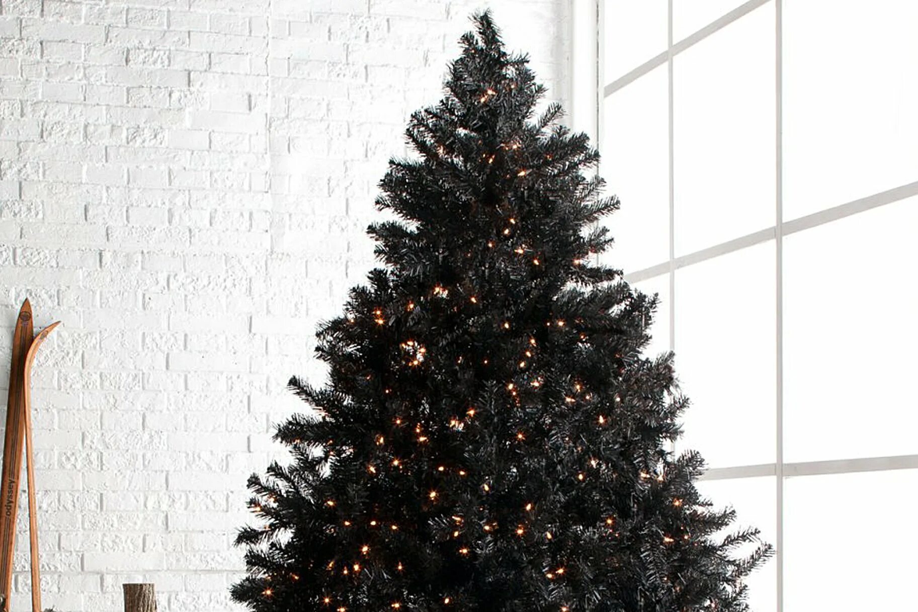 Украшаем елку. Стильная черная елка. Новогодняя елка в черном цвете. Черная Новогодняя ель.