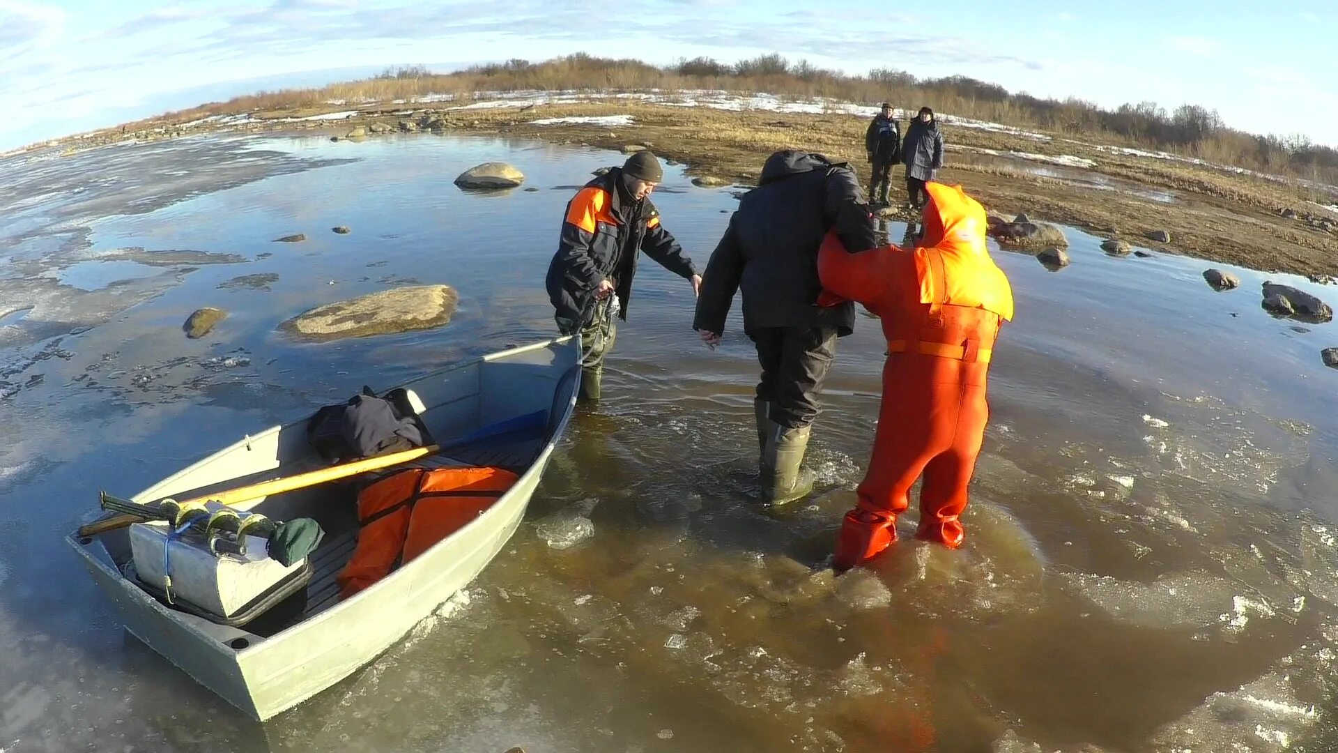 Рыбалка в Вологде Кубенское озеро. Кубенское озеро Вологда Водоканал. Рыбалка на Кубенском озере в Вологодской области. Кубенское утонули рыбаки. Рыбалка на вологодских озерах