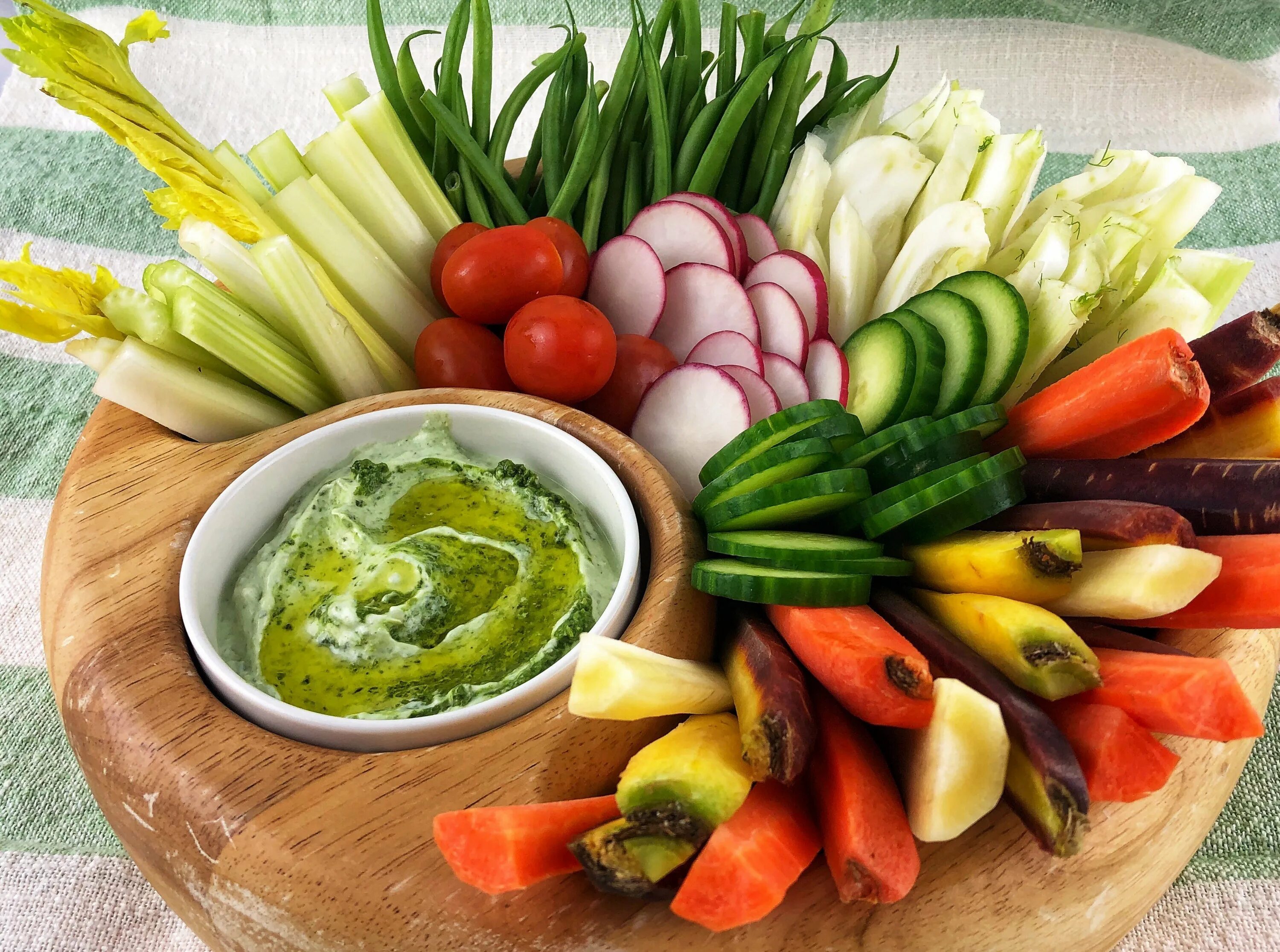 Приготовления закусок из овощей. Овощное крудите с соусом Блю чиз. Овощи крудите. Крудите из овощей. Соус для крудите.