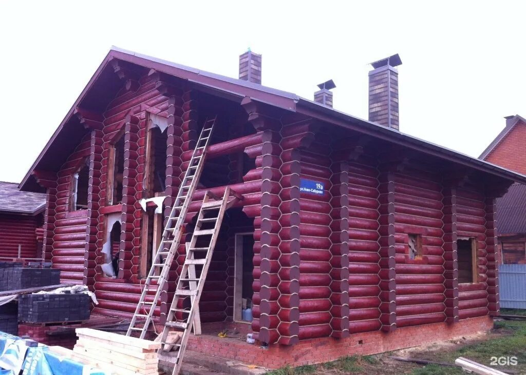 Покраска дома из бревна. Фасад из кругляка. Фасады домов из бревна. Фасады деревянных срубов. Тиккурила дом оцилиндровка.