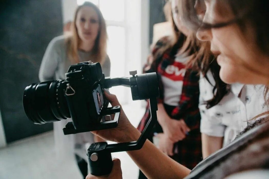 Мастер видеосъемки. Александр пеньков вольск. Мастер видеосъемки. Видеокамера для съемки. Студия для съемок.